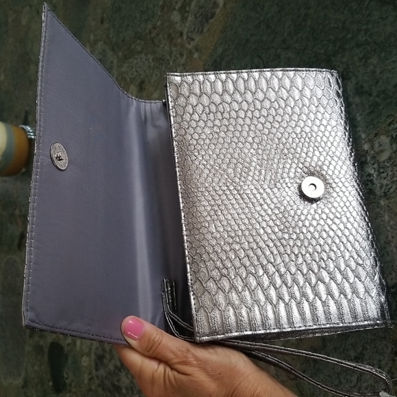 Silver Snakeskin Pattern Event Purse - Picture 5 of 10